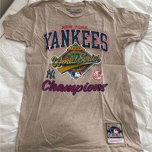 Mitchell & Ness New York Yankees World Series Champions Tee - Tan